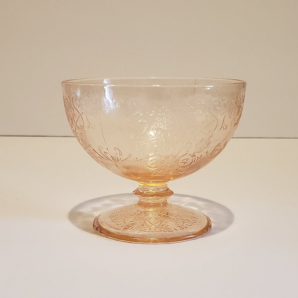 Grazioso in una morbida tonalità di rosa è questo champagne/sorbetto fiorentino n. 1 di Hazel Atlas Glass