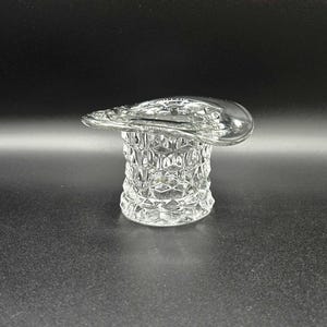 Op de afbeelding: Een heldere glazen hoge hoed met een diamantpatroon. De hoed is een klein decoratief stuk.