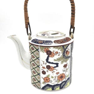 Tetera japonesa vintage colorida de Imari Ware con mango de bambú y ratán