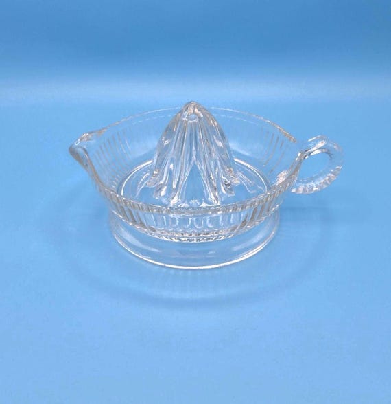Klare, geriffelte Glas-Zitruspresse mit Griff und Ausgießer