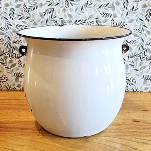 Cubo/maceta/jardinera de esmalte blanco de la década de 1940 con ribete negro.