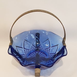 Bol en verre bleu cobalt avec support de panier en métal amovible fabriqué par Hazel Atlas Glass Company entre les années 30 et 40