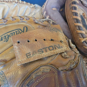 Cartera de cuero con guante de béisbol