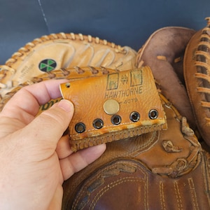 Cartera minimalista de cuero con guante de béisbol
