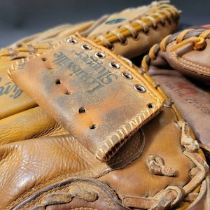 Cartera de cuero con guante de béisbol