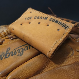 Cartera de cuero con guante de béisbol