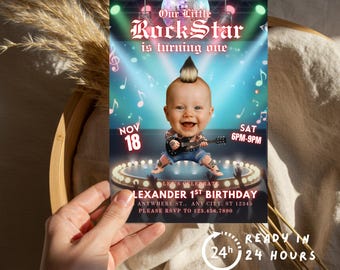 Pode incluir: Um convite de aniversário com um bebê tocando guitarra em um palco com uma bola de discoteca. O texto diz "Our Little RockStar is turning one." O convite inclui a data, hora e local da festa.