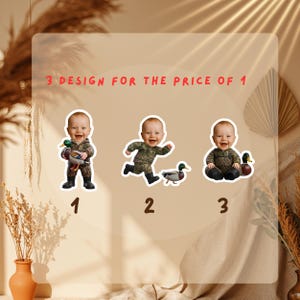 Puede incluir: Tres dise&ntilde;os de pegatinas con un beb&eacute; con ropa de camuflaje y un pato. El texto "3 DESIGN FOR THE PRICE OF 1" est&aacute; en la parte superior. El beb&eacute; se muestra en tres poses diferentes, cada una con un pato.