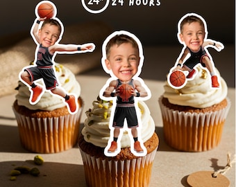 Op de afbeelding: Drie cupcakes met witte glazuur en pistachenoten. Elke cupcake heeft een uitsparing van een jongen in een basketbaluniform met een basketbal. De afbeelding bevat de tekst "READY IN 24 HOURS".