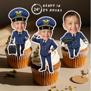 Puede incluir: Tres cupcakes decorados con imágenes de dibujos animados de un niño vestido de piloto. El niño lleva un uniforme y un sombrero azules. El texto "READY IN 24 HOURS" está en un círculo encima de los cupcakes. Los cupcakes tienen glaseado blanco y pistachos.