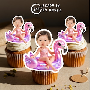 Puede incluir: Tres adornos para cupcakes con el recorte de un niño en traje de baño de cuadros rosa sentado en un flotador de flamenco rosa iridiscente. El texto READY IN 24 HOURS aparece arriba con un icono de flecha circular sobre los cupcakes.