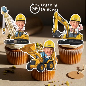Puede incluir: Cupcakes decorados con vehículos de construcción amarillos y la cara sonriente de un niño. Los cupcakes están cubiertos con glaseado blanco y se asientan sobre una superficie marrón claro. El texto "READY IN 24 HOURS" está en un círculo.