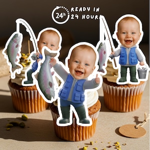 Peut inclure: Des cupcakes décorés de figurines de bébés pêcheurs tenant des cannes à pêche et des poissons. Les cupcakes ont un glaçage blanc et sont garnis de vermicelles verts. L'image comprend le texte "READY IN 24 HOUR".