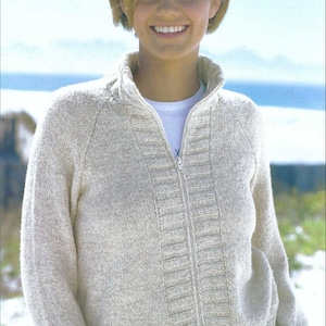 Op de afbeelding: Een lichtbeige vest met ritssluiting en een hoge kraag. De trui heeft een textuur gebreid ontwerp en een geribbeld patroon in het midden. De tekst "DENIM Tweed Double Knitting" is zichtbaar. Afmetingen: 81-107cm.