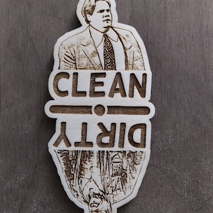 Puede incluir: Un letrero de madera con una imagen de un hombre con traje. El letrero dice "CLEAN" arriba de una línea y "DIRTY" debajo de la línea.