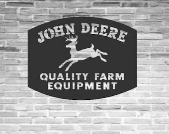 Puede incluir: Un letrero de metal negro y blanco con el texto "JOHN DEERE" y "QUALITY FARM EQUIPMENT" con una silueta de ciervo estilizada.
