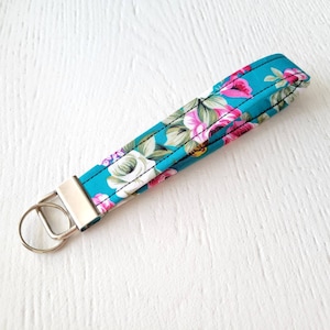 FINE CHINA - Key Fob Wristlet Keychain - Lanyard - Keychain - Mint Floral