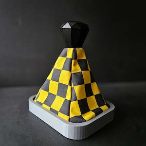 CHECKMATE - boîte de vitesses universelle à carreaux rétro jaune des années 90 - couvre-botte de protection fait main - fixation universelle - accessoires de voiture - coffre de vitesse
