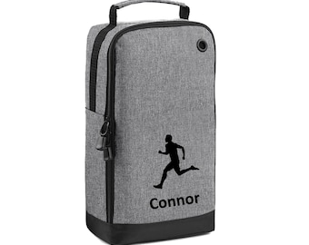 Puede incluir: Bolsa de zapatos gris con cremallera negra, una figura de corredor negro y el nombre "Connor" impreso en la parte delantera.