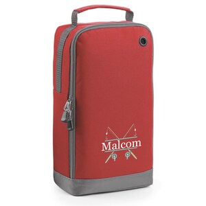 Puede incluir: Bolsa de deporte personalizada roja y gris con cierre de cremallera y asa. La bolsa tiene un dise&ntilde;o de ca&ntilde;a de pescar y el nombre "Malcolm" impreso en ella.