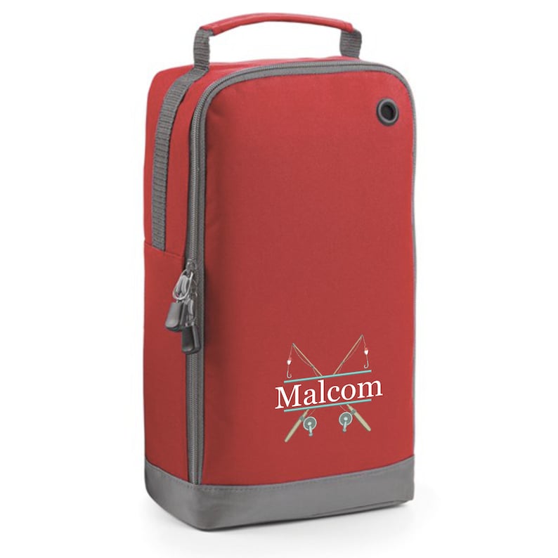 Puede incluir: Bolsa de deporte personalizada roja y gris con cierre de cremallera y asa. La bolsa tiene un dise&ntilde;o de ca&ntilde;a de pescar y el nombre "Malcolm" impreso en ella.
