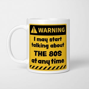 Taza divertida para amantes de los 80: regalo con temática de advertencia imagen 1