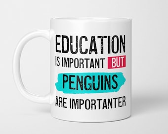 Può includere: Una tazza in ceramica bianca con testo nero che recita EDUCATION IS IMPORTANT BUT PENGUINS ARE IMPORTANTER. La parola BUT è evidenziata da un rettangolo rosa e la parola PENGUINS è posta su uno sfondo a pennellate color turchese brillante.