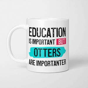 以下が含まれることがあります： EDUCATION IS IMPORTANT BUT OTTERS ARE IMPORTANTERという黒い文字がプリントされた白いセラミックマグカップ。BUTという単語はピンクの長方形で強調され、OTTERSという単語は質感のある明るいターコイズブルーのブラシストロークの上に配置されています。