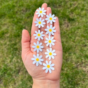 10-50 adesivi impermeabili carini a forma di margherita bianca, adesivi a forma di fiore, mini adesivi, confezione di adesivi, adesivi per bottiglie d'acqua, fiori selvatici, adesivi per laptop