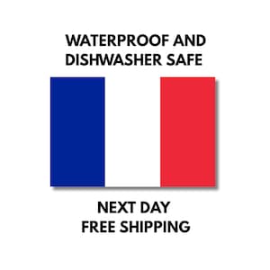 Peut inclure: Un drapeau rectangulaire composé de trois bandes verticales bleue, blanche et rouge. Au-dessus du drapeau, le texte indique WATERPROOF AND DISHWASHER SAFE. En dessous du drapeau, le texte indique NEXT DAY FREE SHIPPING.