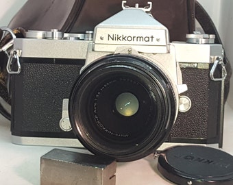 ニコン NIKOMAT（ニッコールマット）FTN 35 mm カメラ、ニコン マイクロニッコール P オート 55 mm F/3.5 レンズ付き