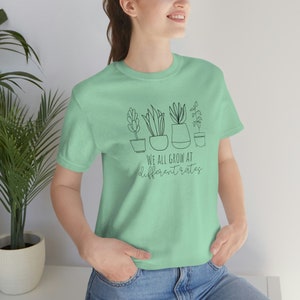 Wir alle wachsen mit unterschiedlichen Geschwindigkeiten Unisex Jersey Kurzarm T-Shirt -- Lehrer T-Shirt -- Lehrer Wertschätzung