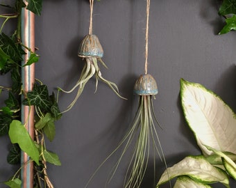 Porta piante ad aria in ceramica Decorazione da appendere con meduse Regalo fatto a mano | Porta piante da interno Tillandsia, regalo con meduse in ceramica sospese