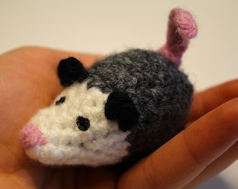 Peluche de mini zarigüeya de ganchillo: un lindo regalo para rellenar calcetines navideños.