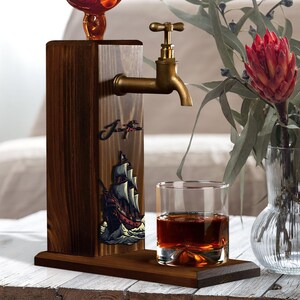 Whiskydispenser in piratenschipstijl, grenenhouten standaard met optionele gepersonaliseerde naam in reliëf. afbeelding 4