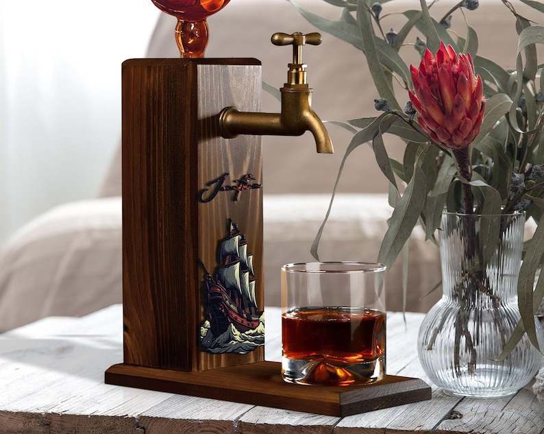 Whiskydispenser in piratenschipstijl, grenenhouten standaard met optionele gepersonaliseerde naam in reliëf. afbeelding 4