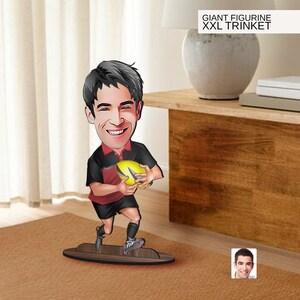 Figurina di grandi dimensioni personalizzata in legno 3D con personaggio dei cartoni animati del football americano, ritratto caricaturale, regalo per lui, arredamento per la casa, regalo di compleanno