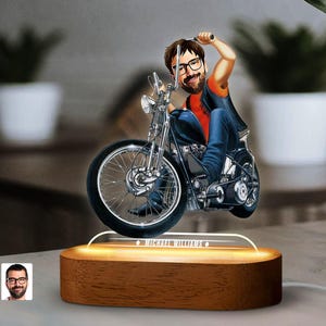 Gepersonaliseerde led-verlichting cartoon fietser/motorfietsbeeldje met natuurlijke houten standaard, verjaardagscadeau, aangepast cartoonportret led-licht