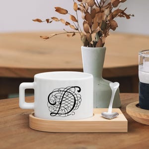 Juego de taza de café y té con letras caligráficas personalizadas con platillo de madera, juego de taza de café con platillo y cuchara personalizados, taza de té, regalo de aniversario