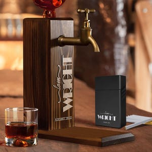 Distributore di whisky in legno con nome in rilievo personalizzato e porta sigarette con incisione laser, set regalo, fontana per bevande alcoliche, regalo per lui
