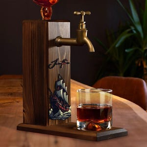 Whiskydispenser in piratenschipstijl, grenenhouten standaard met optionele gepersonaliseerde naam in reliëf. afbeelding 9