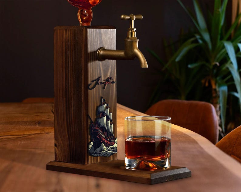 Whiskydispenser in piratenschipstijl, grenenhouten standaard met optionele gepersonaliseerde naam in reliëf. afbeelding 9
