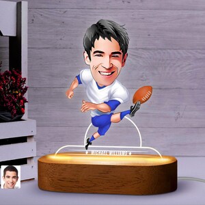 Ciondolo da calcio con caricatura a LED personalizzata con supporto in legno naturale, regalo di anniversario, luce notturna a LED con caricatura personalizzata
