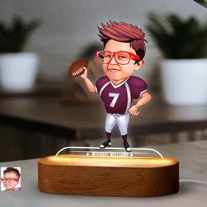Ciondolo da calcio con caricatura a LED personalizzata con supporto in legno naturale, regalo di anniversario, luce notturna a LED con caricatura personalizzata