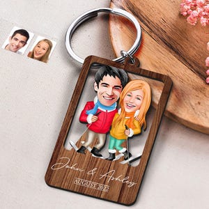 Sleutelhanger met gepersonaliseerde naam, datum en stel / tekenfilm geliefden, valentijnscadeau, aangepaste sleutelhanger, cadeau vriendje, cadeau vriendin