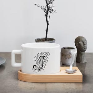 Juego de taza de café y té con letras caligráficas personalizadas con platillo de madera, juego de taza de café con platillo y cuchara personalizados, taza de té, regalo de aniversario
