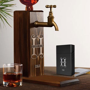 Distributore di whisky in legno con nome in rilievo personalizzato e porta sigarette con incisione laser, set regalo, fontana per bevande alcoliche, regalo per lui