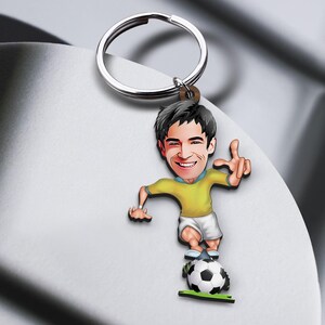 Schlüsselbund mit personalisierter Fußballkarikatur, Geschenk für Freund, kundenspezifischer Cosbaby-Schlüsselanhänger, Weihnachtsgeschenk, Karikaturporträt, Bobblehead