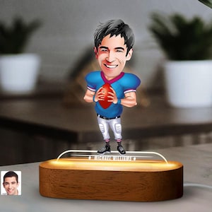 Ciondolo da calcio con caricatura a LED personalizzata con supporto in legno naturale, regalo di anniversario, luce notturna a LED con caricatura personalizzata