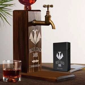 Distributore di whisky in legno con nome in rilievo personalizzato e porta sigarette con incisione laser, set regalo, fontana per bevande alcoliche, regalo per papà